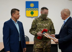Главе Волжского вручили благодарственное письмо от бойцов СВО