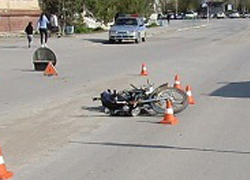 Молодой мотоциклист засмотрелся на девушку за рулем в Волжском и врезался в ее авто