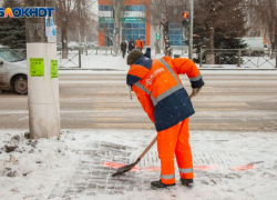 В Волжском коммунальщики вышли очищать дороги от наледи