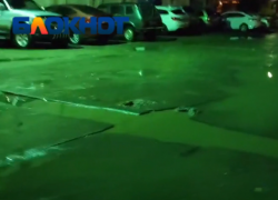 «Без плавок до подъезда не добраться»: в Волжском затопило двор