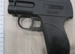 Безработный волжанин-рецидивист с газовым пистолетом ограбил волгоградца