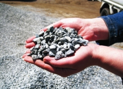 Коварный волжанин за несколько часов похитил 80 тонн щебня