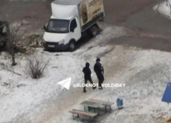 Полиция проводит проверку по факту стрельбы у детской площадки в Волжском