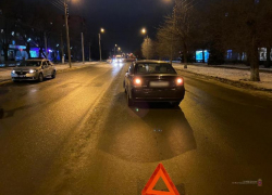 Мужчина попал под колеса авто, перебегая дорогу в Волжском