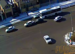 Остановившаяся посреди дороги машина спровоцировала ДТП в Волжском