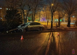 Пьяный водитель в Волжском врезался в столб: есть пострадавшие