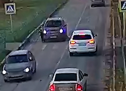 Иномарка сбила утром ребенка на "зебре" у лицея в Волжском 