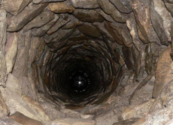 Пятилетний ребенок провалился в трехметровый колодец в Волжском