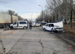 В Волжском у городской больницы №2 столкнулись два автомобиля