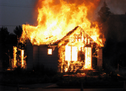 В Ленинске сгорела деревянная изба из-за проблем с электричеством