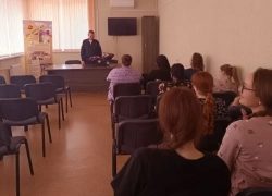 Волжские госавтоинспекторы устроили ликбез для молодых мам в роддоме