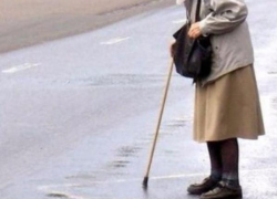 В Волжском маршрутка, двигаясь задним ходом, сбила пенсионерку