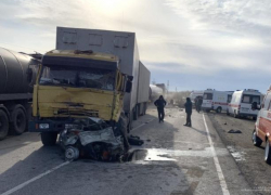 Лобовое столкновение КАМАЗа и "шестерки": погибли дети