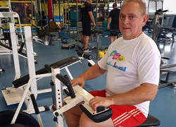 Глава Волжского Игорь Воронин освоил fitnes-selfie в красных шортах