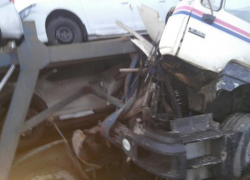 На трассе "Саратов - Волгоград" лесовоз протаранил автовоз с новыми легковушками