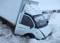 Грузовая "Газель" улетела в кювет и опрокинулась на трассе под Волжским