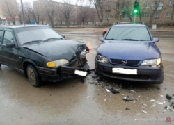 Проехать на красный? Легко! В Волжском произошла авария