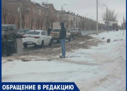 «Парковка у роддома превратилась в большой сугроб», - волжанин 