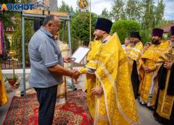 Настоятеля храма Святых Новомученников наградили за вклад в развитие Волжского