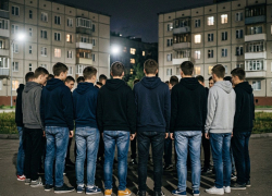 «Толкнул в спину и сбили с ног»: в Волжском толпа подростков избила парня и девушку у магазина