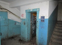 На западе Волгограда женщину едва не изнасиловали в лифте 