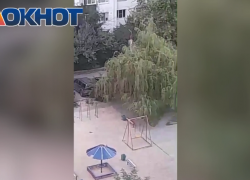 «Два раза чуть не изнасиловали»: в Волжском не могут восстановить освещение во дворе более полугода