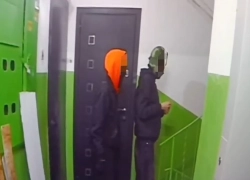 В Волжском установили личность троих вандалов, которые держали в страхе многоэтажный дом