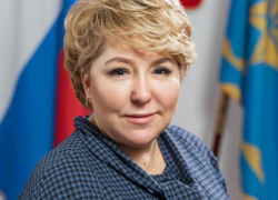 Ирина Гусева передает вопросы своих избирателей министру ЖКХ 