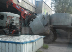 В Волгограде КамАЗ врезался в мост и создал многокилометровую пробку