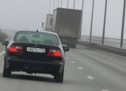 «Игра в поддавки» на новом мосту: водитель-нарушитель спровоцировал хаос на участке с высокой аварийностью