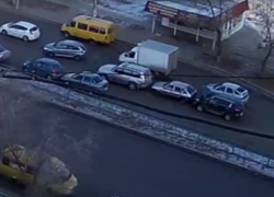 В Волжском в аварии по принципу «домино» столкнулись пять машин