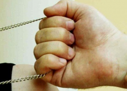 Волжанин сорвал с прохожей золотую цепочку под угрозой убийства