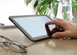 В Волжском собутыльник похитил у пожилой женщины планшет