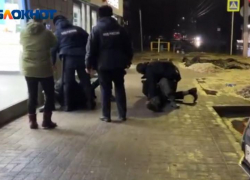 Драка пьяных мужчин с полицией в поселке под Волжским попала на видео