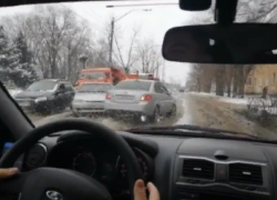 Авария в Волжском попала на видео: снежное месиво сыграло свою роль