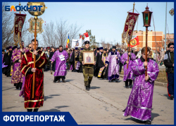 «Низкий поклон за мирное небо»: Волжский встал на молитву за участников спецоперации