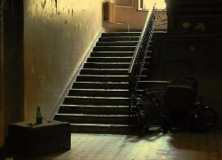 Жители пятиэтажки в Волжском перепрыгивали через труп бродяги, чтобы выйти из подъезда