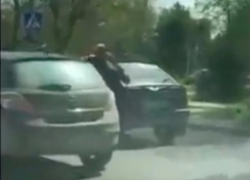 Кровавая драка между водителями у ТРК "ПланетаЛето" попала на видео в Волжском