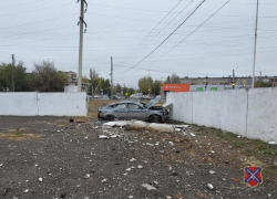 Близ Волжского очередной водитель влетел в бетонное ограждение