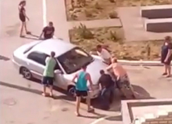 Спасательная операция иномарки, влетевшей в ограждение, попала на видео в Волжском