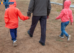 Мать 8 детей из Волжского продала «отцовство» иностранцам