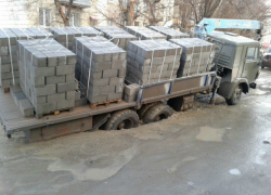 В Волгограде из-под колес груженного КамАЗа ушла земля