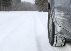 Под Волгоградом из-за снегопада ВАЗ на буксире столкнулся с грузовиком: двое погибших 