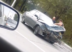 Две легковушки столкнулись рядом с постом ГИБДД в Волжском 