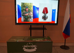 В Волжском открыли «Парту Героя» в память о погибшем в СВО выпускнике