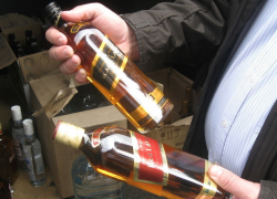 В Волгограде полицейские изъяли 40 тысяч бутылок левого алкоголя