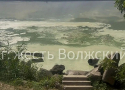 Едкая пена покрыла Волгу в Волжском: экологическая катастрофа из-за сброса нечистот 