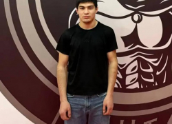 Перерубил провода топором и вывел старика: спортсмен из Волжского Фирдавс Одинаев в одиночку предотвратил смертельный пожар