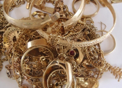 В Волжском подруга похитила украшения доверчивой подруги