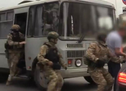 Волгоградские силовики пресекли схему с подкупом: задержание попало на видео